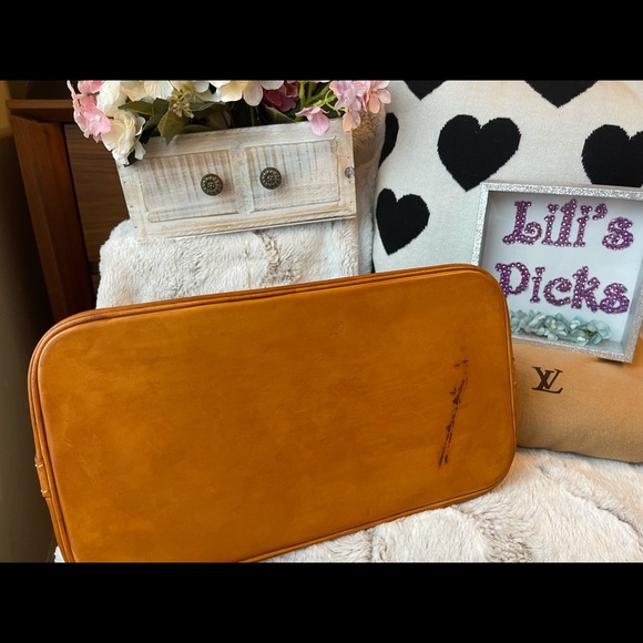 Pre love Alma LV, a sign of watermark, and burn. - Picture 4 of 16